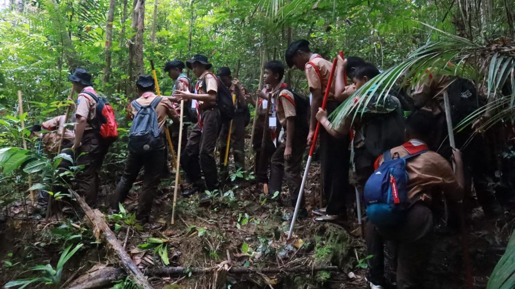 Trekking Siswa untuk Meningkatkan Kerja Sama Tim Sekolah